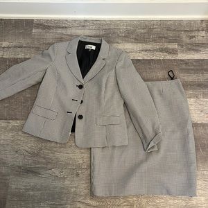 Le Suit White and Black Skirt Suit